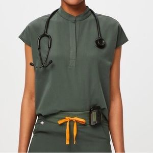 FIGS rafaela scrub top size xs moss